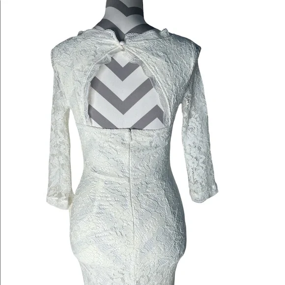 White wedding dress lace form fitting - Picture 3 of 8